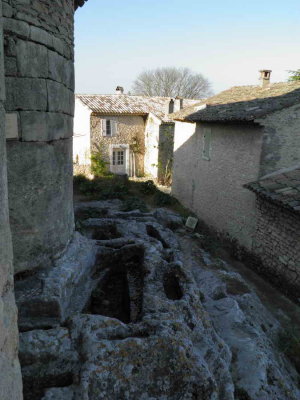 Saint-Pantalon : tombes tailles dans la roche 