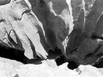 Le flanc d'une crevasse taille dans le calcaire burin par les eaux
