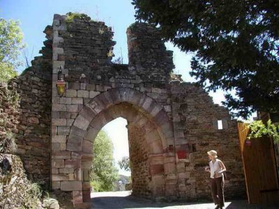 Chteau : l'une des anciennes portes de l'enceinte extrieure