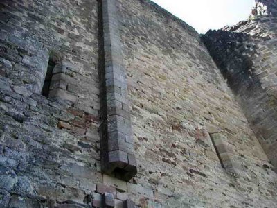 Dtail du chteau de Najac : conduit d'vacuation des chiottes !