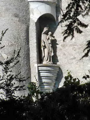 Une Vierge  l'Enfant dans le parc