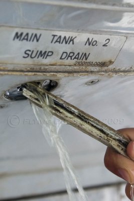 Boeing 737-2, Iran Air EP-IGA - fuelsump