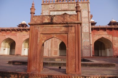 Archway at Tomb of Akbar.jpg