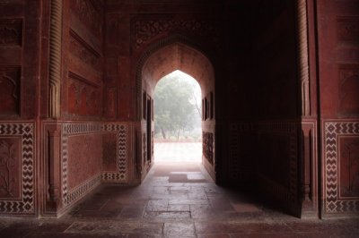 Corridor in Taj Mahal Masjid (2).jpg