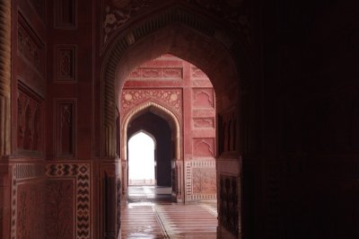 Corridor in Taj Mahal Masjid.jpg
