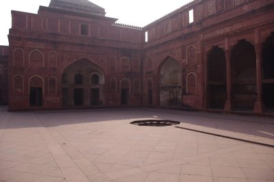 Courtyard in Jehangiri Mahal.jpg