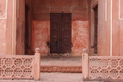 Doorway in Taj Mahal Masjid.jpg