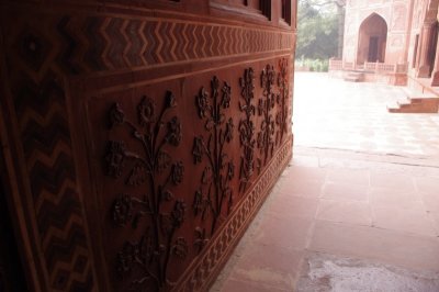 Plant Motif in Taj Mahal Masjid.jpg