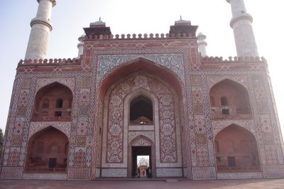 Tomb of Akbar Inside the Gate.jpg