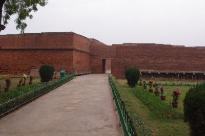 Entrance to Nalanda University.jpg