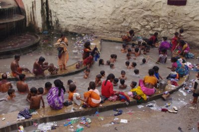 Kids in Rajgir Tapt Kund (Hot Springs).jpg