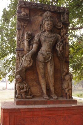 Statue Outside Patna Museum.jpg