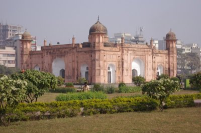 Mosque at Lalbagh Fort.jpg