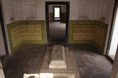 Tomb Inside Lalbagh Fort.jpg
