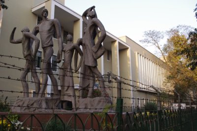 Statue Outside Library Jadavpur University.jpg