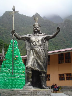 Pachacutec Statue in Aguas Caliente.jpg
