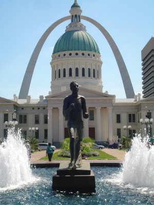 Jefferson National Expansion Memorial and Old Courthouse.jpg