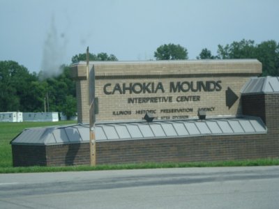 Entrance to Cahokia Mounds.jpg