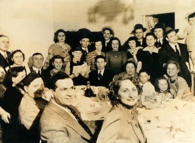 Seder at the house of grandma Anna and grandpa Louis  - the whole family - mother's side (1941)