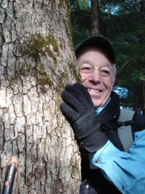  Dan Kemp and Bear claw mark on White Oak.JPG