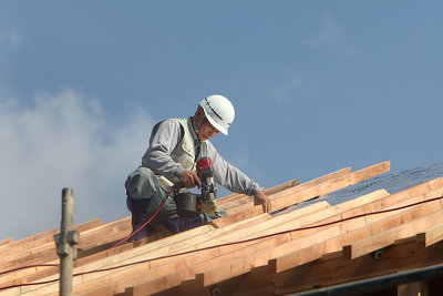 IMG_4069_workers_on_roof_pb.jpg