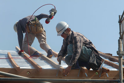 IMG_4084_workers_on_roof_pb.jpg