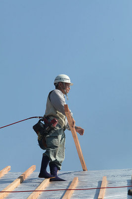 IMG_4085_workers_on_roof_pb.jpg