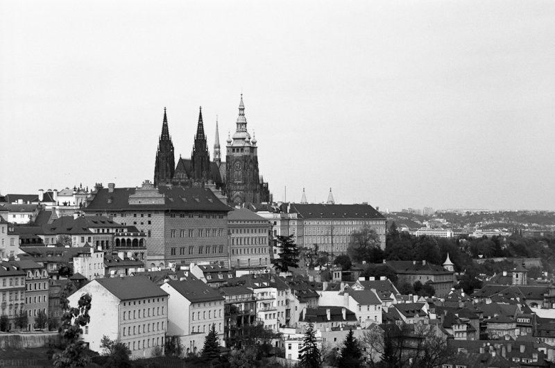 Vi ser over p fasaden p Hradcany-anlegget, og St Vitus-katedralen som kneiser over det hele.