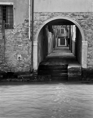 Calle and canal, Venice, 2007.jpg