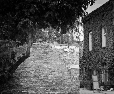 Back alley, Kazimierz, Cracow, 2007.jpg