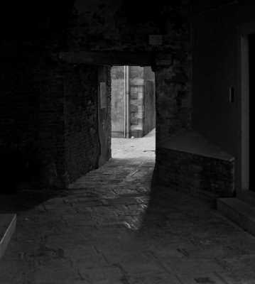 Sottoportego, Venice, 2007.jpg