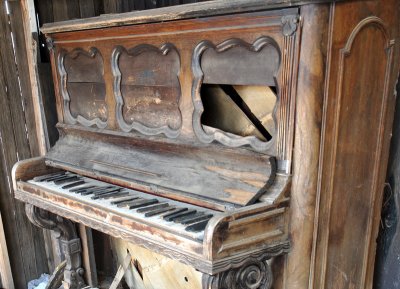 broken-down-piano