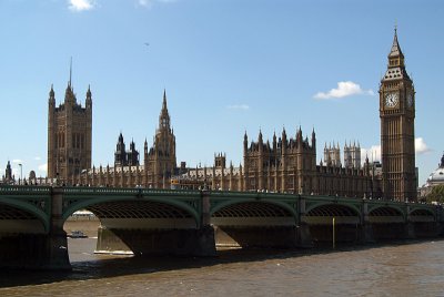 View across the River Thames to Houses of Parliment 02