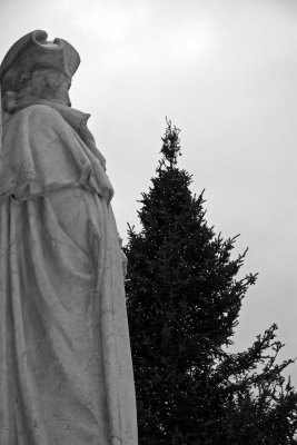 General Washington & Christmas Tree at the Arch