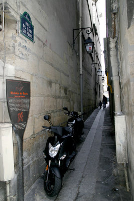 Rue du chat qui peche - the narrowest street in Paris?
