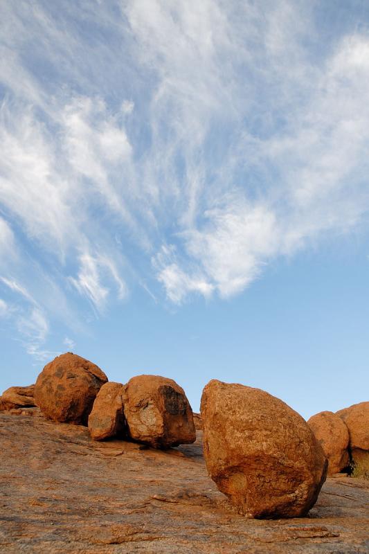 Boulders perch precariously above the precipice at Oranjekom