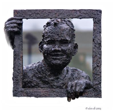 Fierkant Statue