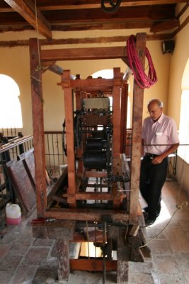 Antonio explains in great detail how the clock works...in Spanish