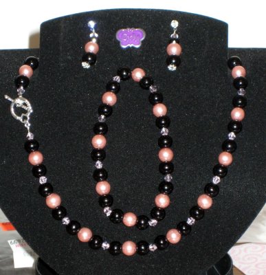 34. Black and pink pearl set