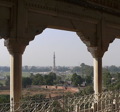 Minar-e-Pakistan Monument from Lahore Fort - P1000232.jpg
