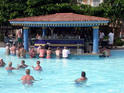 RIU Playacar poolbar