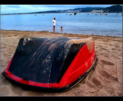 ... Red and black little boat ...