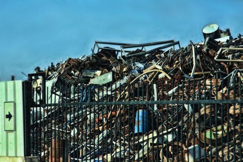 THIS WAY TO THE METAL RECYCLING CENTER