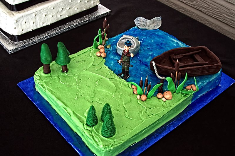 GROOMS CAKE