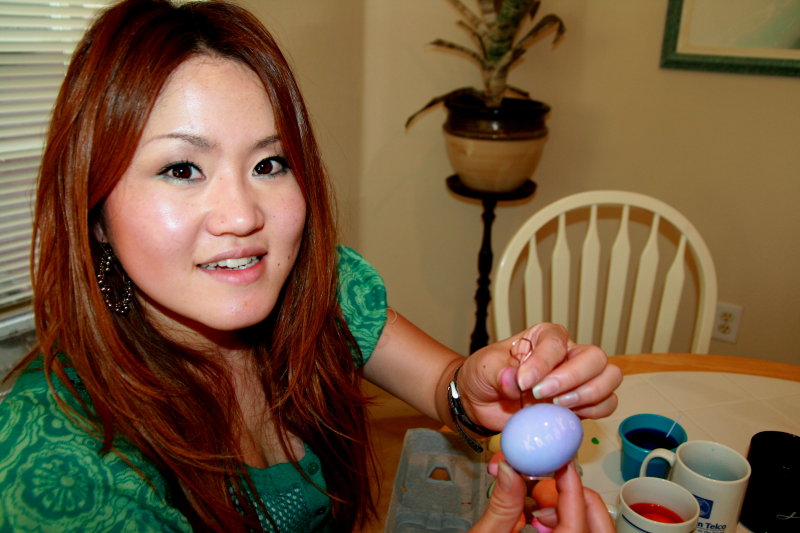 KANACO DYING EASTER EGGS FOR THE FIRST TIME