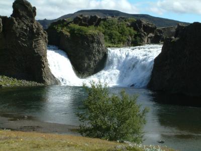 The waterfall Hjalp