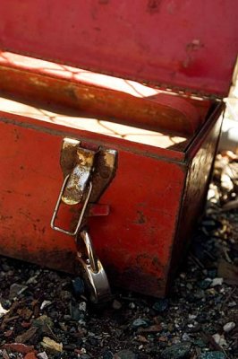 little red rusting toolbox with bonus padlock!!!!111