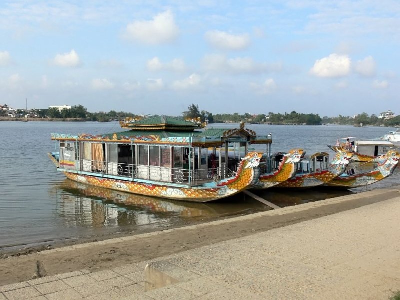  A Dragon Boat for Cruising the River