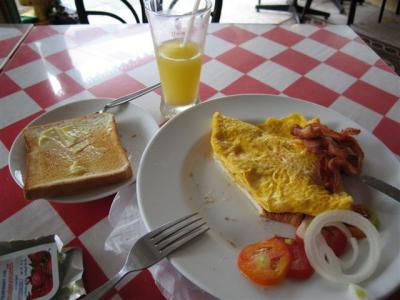 breakfast at the Lucky Beer & Guest House, 90 Baht for 2 egg omlet, bacon, toast and pineapple juice