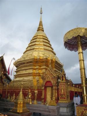 the present complex dates from the 16 century and was expanded or restore several times later.  A flight of 306 steps, bordered by a NAGA balustrade, leads up from the parking area to the temple, wich has beautifully decorrated buildings and a Lanna-style chedi covered with engraved gold plates, flanked by four ornamental umbrellas.